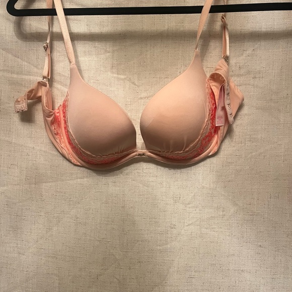 Victoria's Secret Other - Victoria's Secret Peach Lace Trim‎ Bra